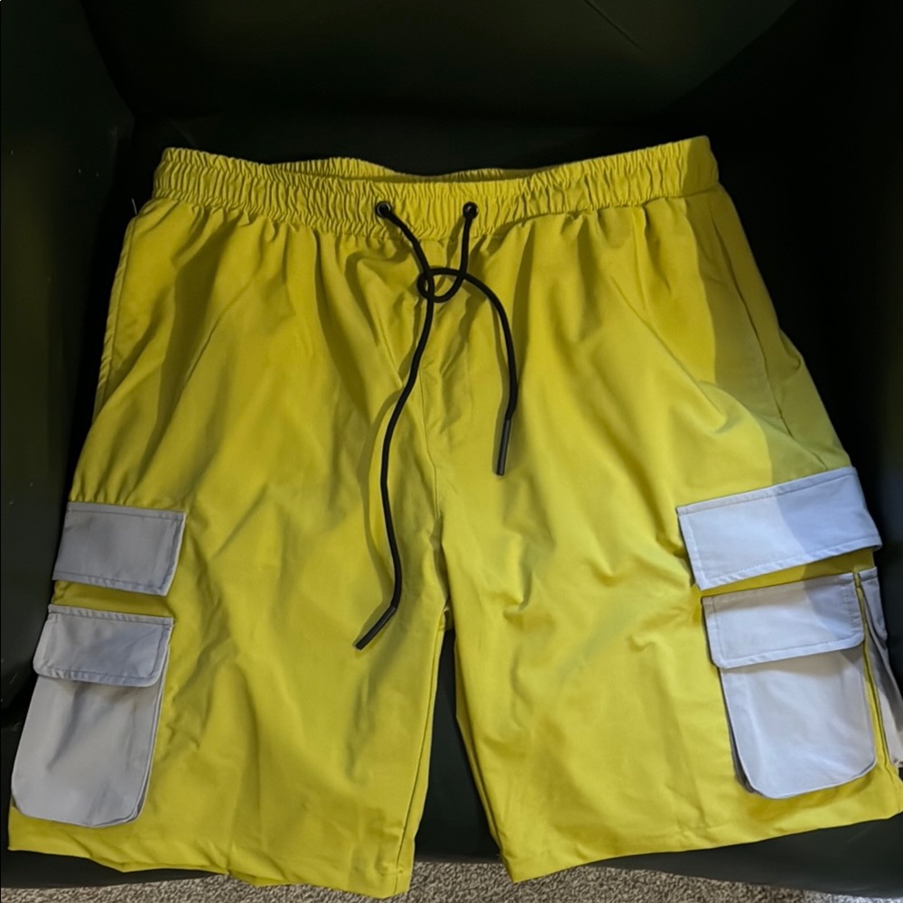Men’s Cargo Shorts with Gray Pockets